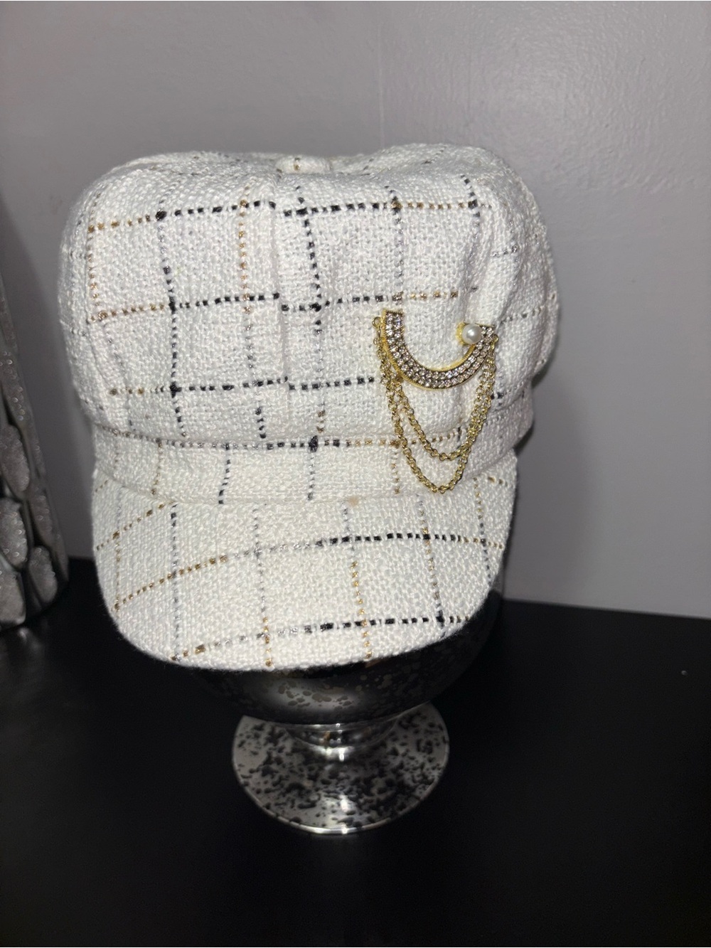 ✨ STUNNING White Tweed Newsboy Cap with Gold Chain Brooch ✨